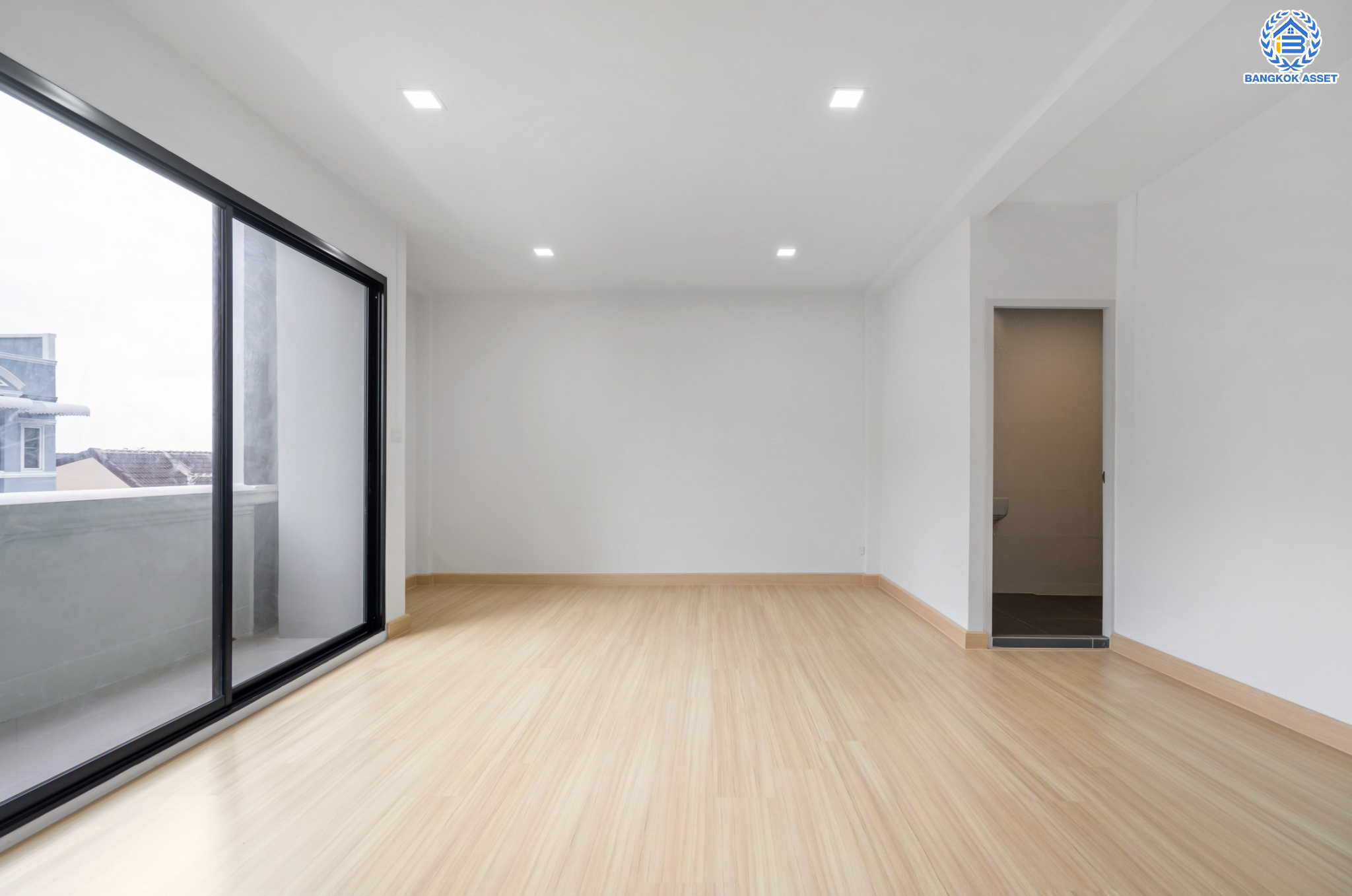 บ้านมือสองตกแต่งใหม่ ม.ยิ่งโอฬาร ดอนเมือง ทาวน์โฮม 3 ชั้น หลังใหญ่ เนื้อที่ 32.2 ตร.ว. ฟังก์ชัน 4 ห้องนอน 5 ห้องน้ำ จอดรถได้ 1 คัน บนทำเลศักยภาพ หน้าโครงการติดถนนวิภาวดี ใกล้สนามบินดอนเมือง ฟิวเจอร์พาร์ครังสิต, ม.รังสิต จุดขึ้นทางด่วน และรถไฟฟ้าสายสีแดง "สถานีดอนเมือง"